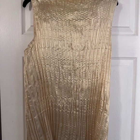 Beautiful gold ruffle blouse - Picture 6 of 6